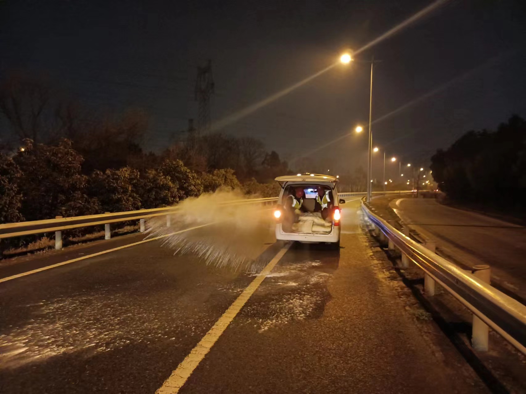 在雨雪成冰前预洒融雪剂。袁永华摄
