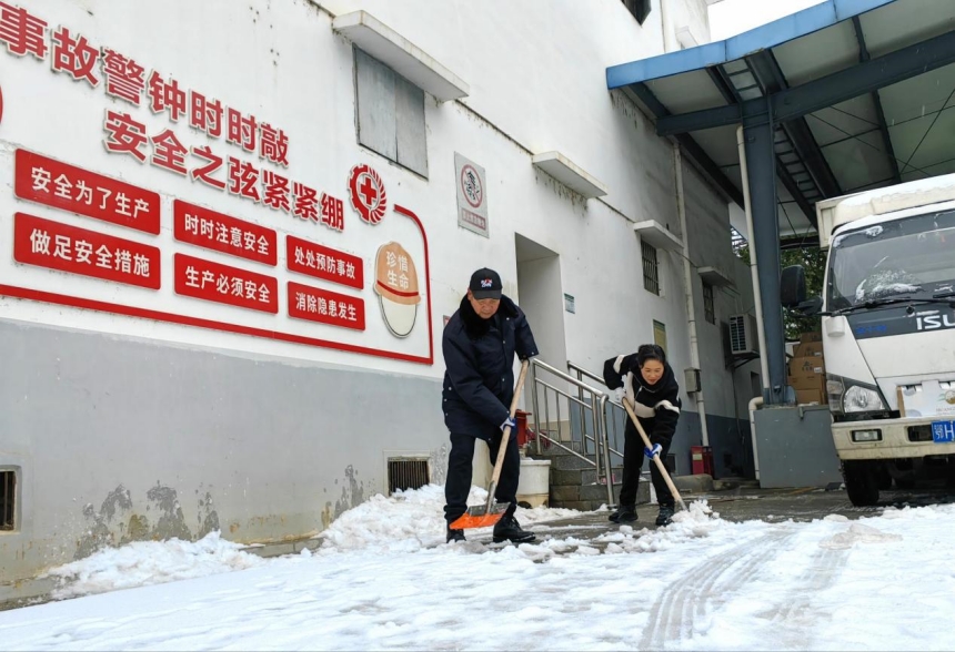 积雪清扫现场。孙巍摄
