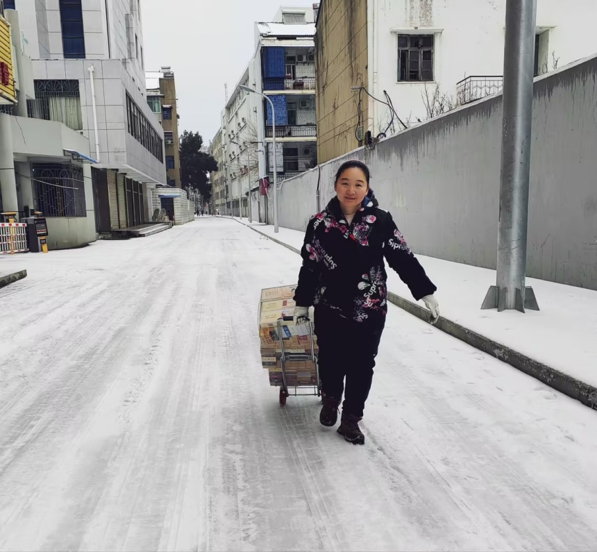 送货员董欢雪天为零售户配送卷烟。孙巍摄