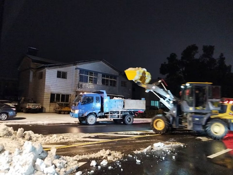 机械融雪除冰，保障道路通畅。