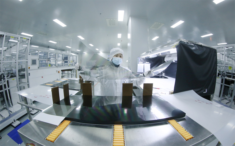 宝昂新材料公司工人加紧赶制偏光片。刘银斌摄