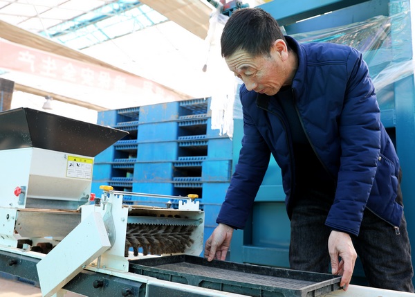 北大荒集团建三江分公司洪河农场有限公司技术人员在育秧大棚基地检查设备。洪河农场供图