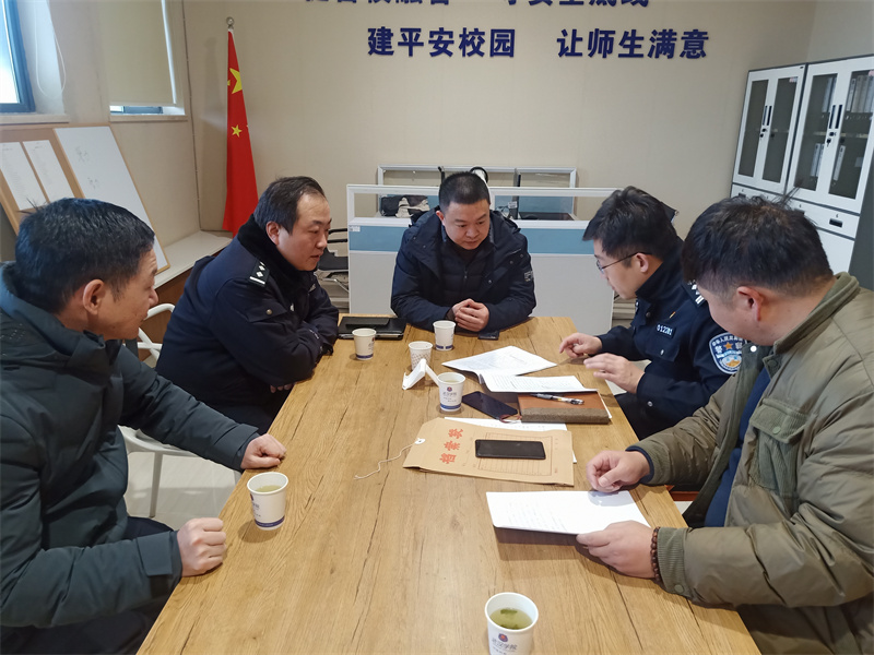 民警和学校方在工作室共商平安开学。