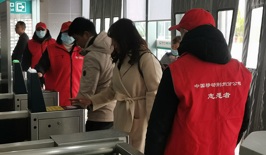 闸机口，“红马甲”服务旅客进站