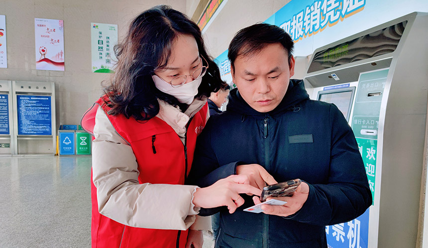志愿者帮助旅客购票