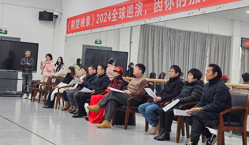 杨丽萍观看同学们排练