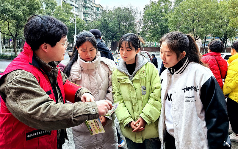 黄石烟草志愿者（左一）在向居民普及垃圾分类等知识
