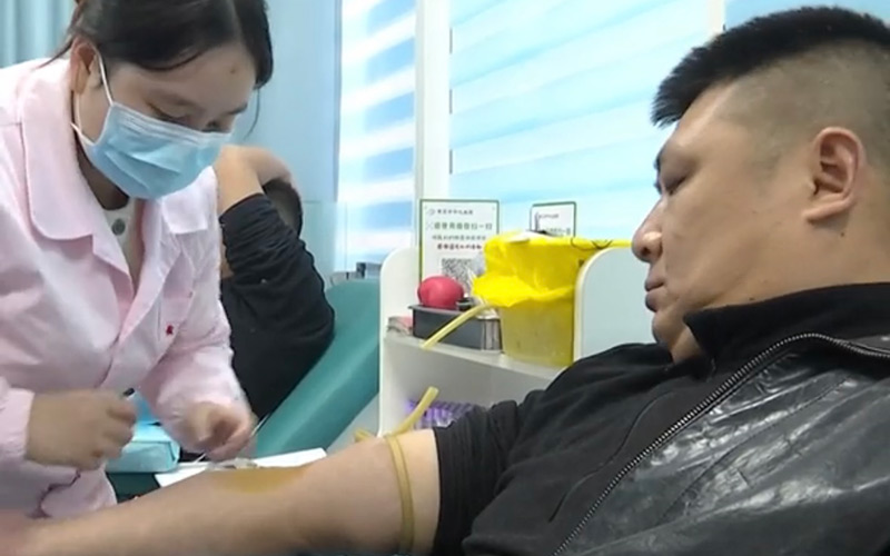黄石烟草直属分局职工在市中心医院献血点献血