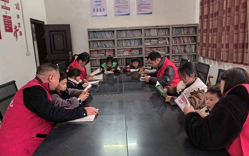 志愿者在为孩子们讲雷锋的故事