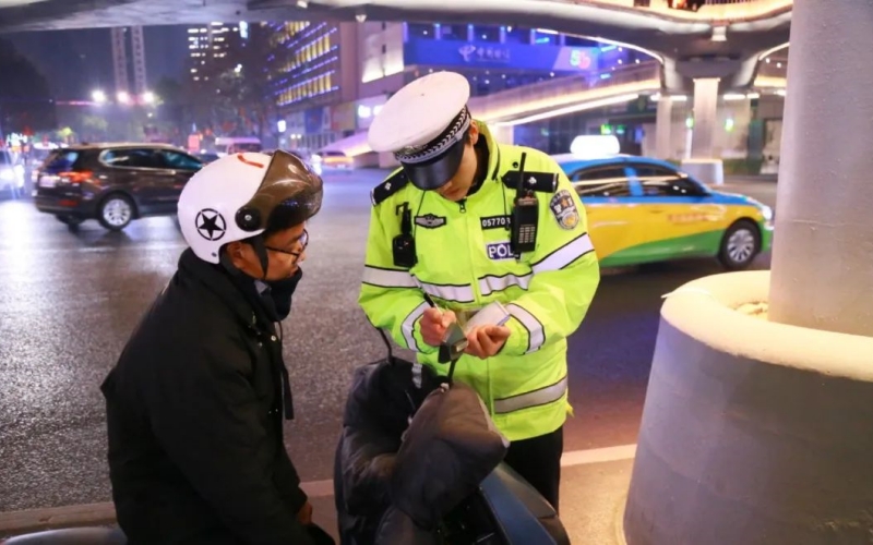 加大摩托车电动自行车执法力度。