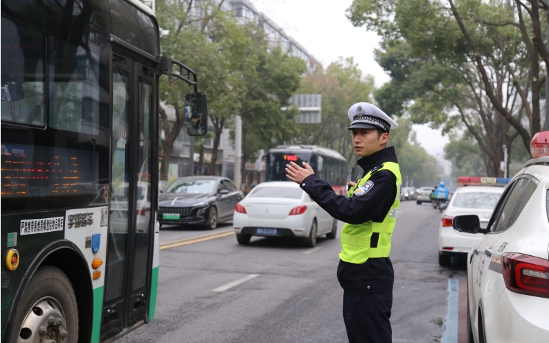 武汉交警坚守岗位，护航游客出行顺畅。