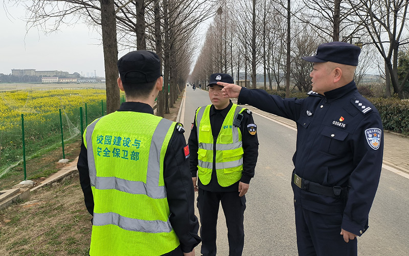 龚德军与校内安保人员商议增设提示牌