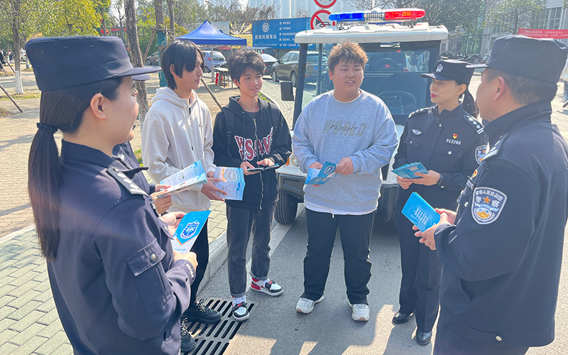 民警正在武汉轻工大学校园内宣讲安防