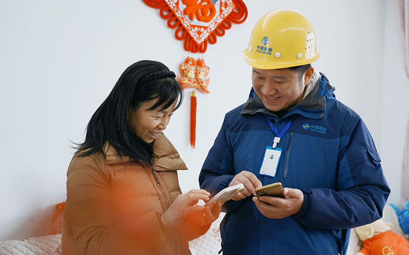 移动工作人员进门入户为用户提供贴心服务