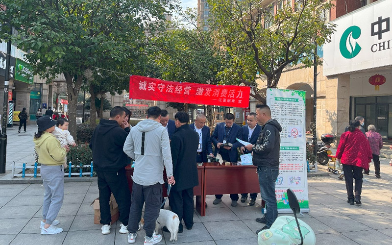 区烟草专卖局基层管理所到社区宣传真假烟识别知识