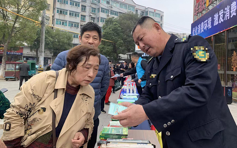 专卖人员接待群众咨询