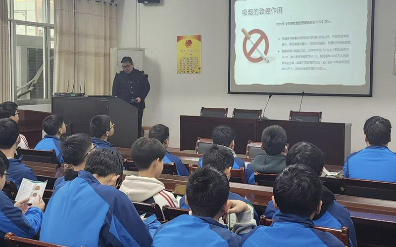 专卖人员进校园宣讲电子烟危害