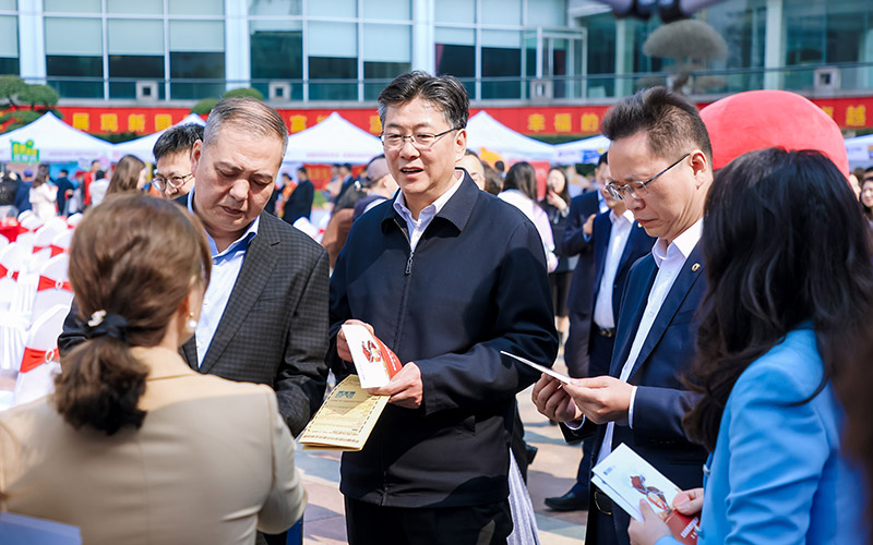 国家金融监督管理总局湖北监管局主要领导在武汉市西北湖广场活动现场与市民互动交流。