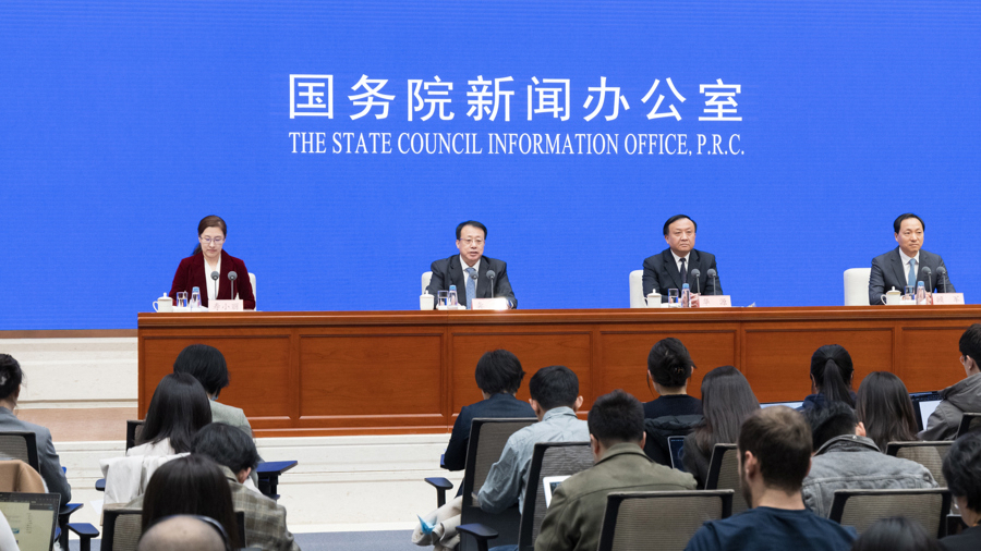 国务院新闻办发布会上，龚正市长介绍上海“五个中心”建设，谈发展新质生产力。上观新闻图