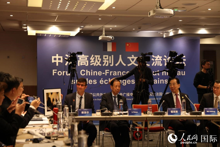 活动现场，与会嘉宾共同观赏法国博瓦勒动物园园长鲁道夫·德洛尔展示的2017年刚出生的熊猫宝宝“圆梦”和熊猫妈妈的合影。人民网记者 杨一摄