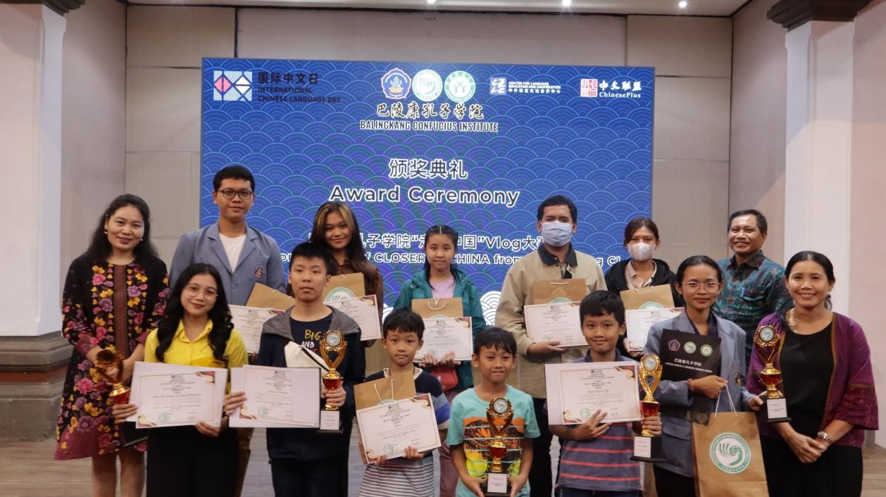 活动组织方代表与获奖者合影。巴陵康孔子学院供图