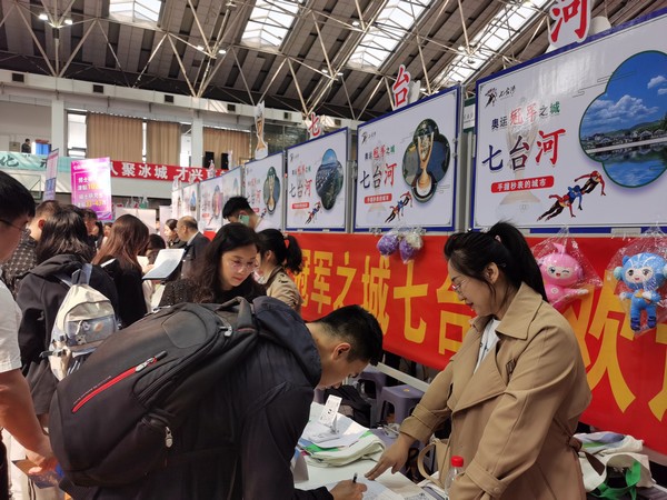 2024年度“市委书记进校园”引才活动现场。