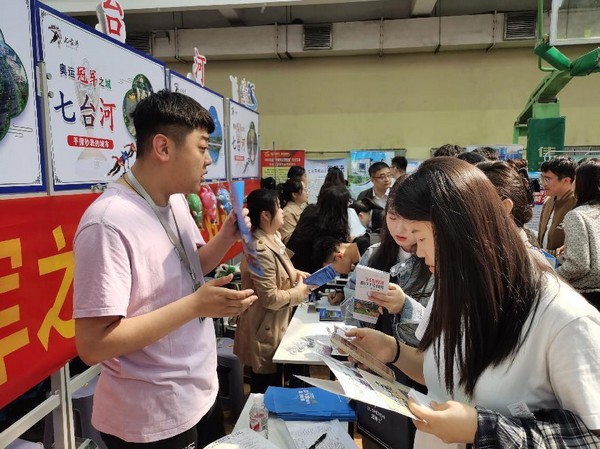 七台河市“引才专班”工作人员向高校学习宣讲“人才政策包”。
