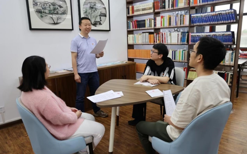 荆州区烟草开展五四青年读书交流活动。