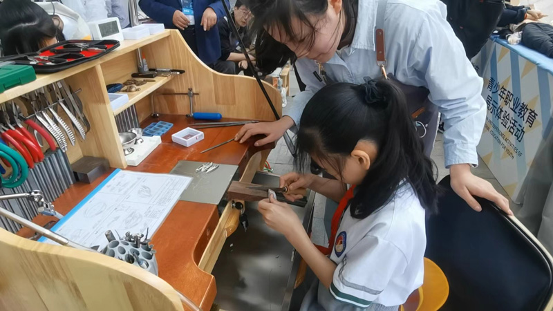 中小学生在现场进行职业教育体验 人民网记者 崔競文摄
