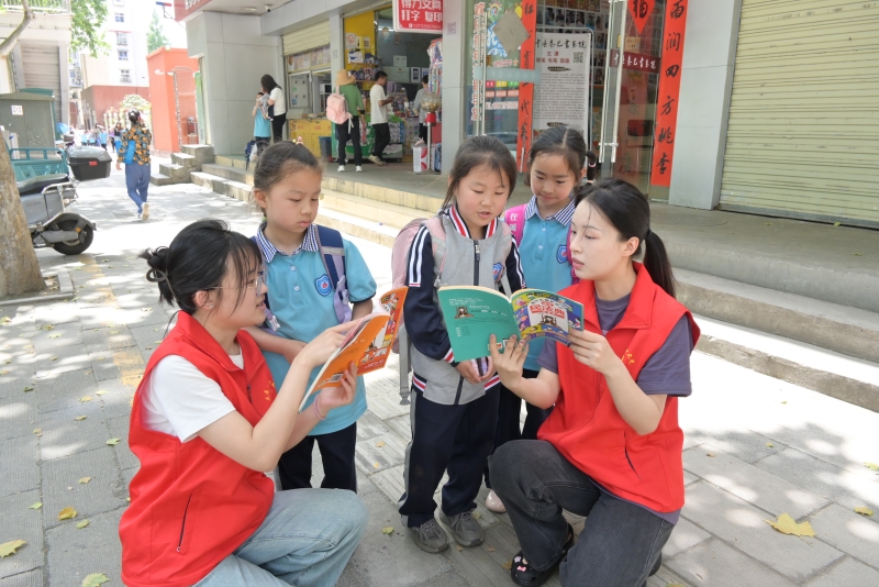 面向未成年人宣传《民法典》知识。
