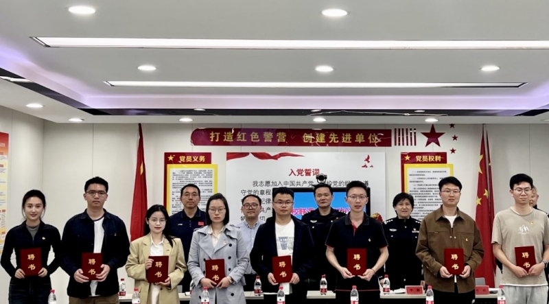 民警和学校保卫部门在警校共建工作室开展日常工作。