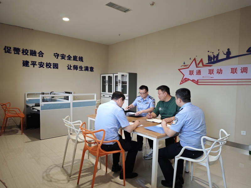 派出所为华中科技大学法学院学生代表颁发联调聘书。