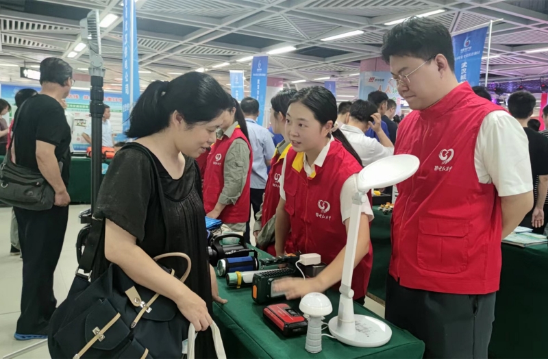 工作人员为市民介绍用电安全。陶子摄