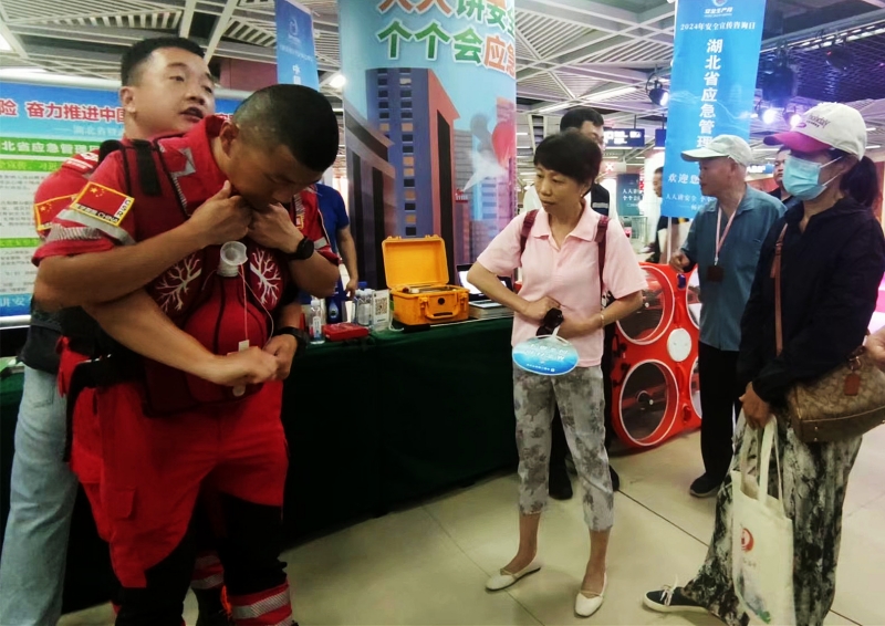 工作人员教市民海姆立克法急救。陶子摄
