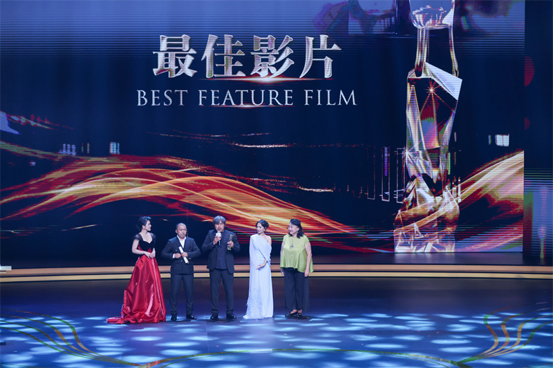 哈萨克斯坦影片《离婚》获最佳影片。 人民网记者 王初摄