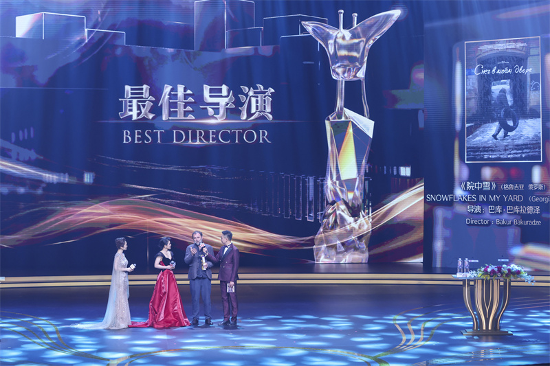 《院中雪》的导演巴库·巴库拉德泽获最佳导演。 人民网记者 王初摄