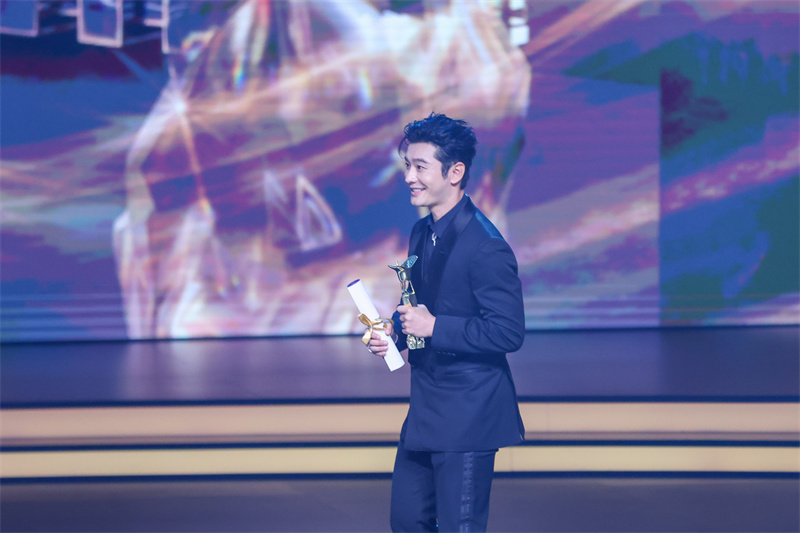 黄晓明凭借《阳光俱乐部》获得最佳男演员。人民网记者 王初摄