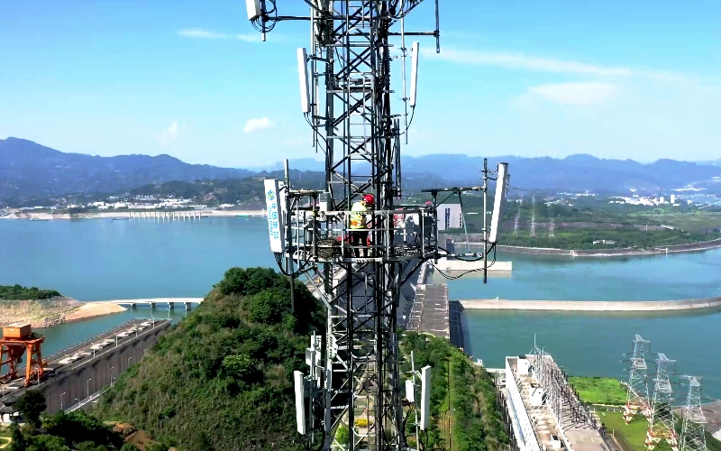 湖北移动工作人员在长江三峡进行基站维护。