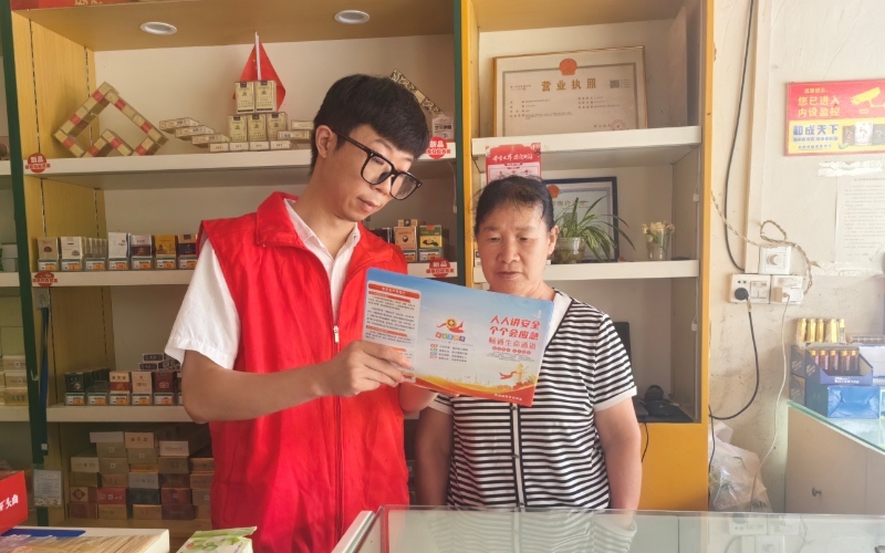 工作人员到卷烟零售客户店内开展知识宣讲。