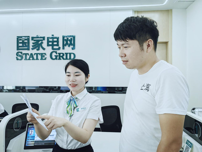 工作人员向用户介绍数电发票。