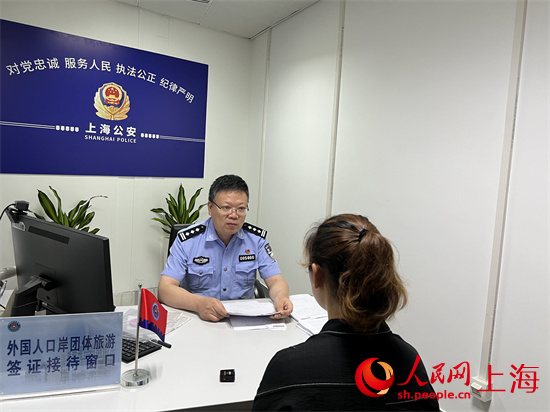 旅行社负责人递交团签材料。人民网记者 王文娟摄