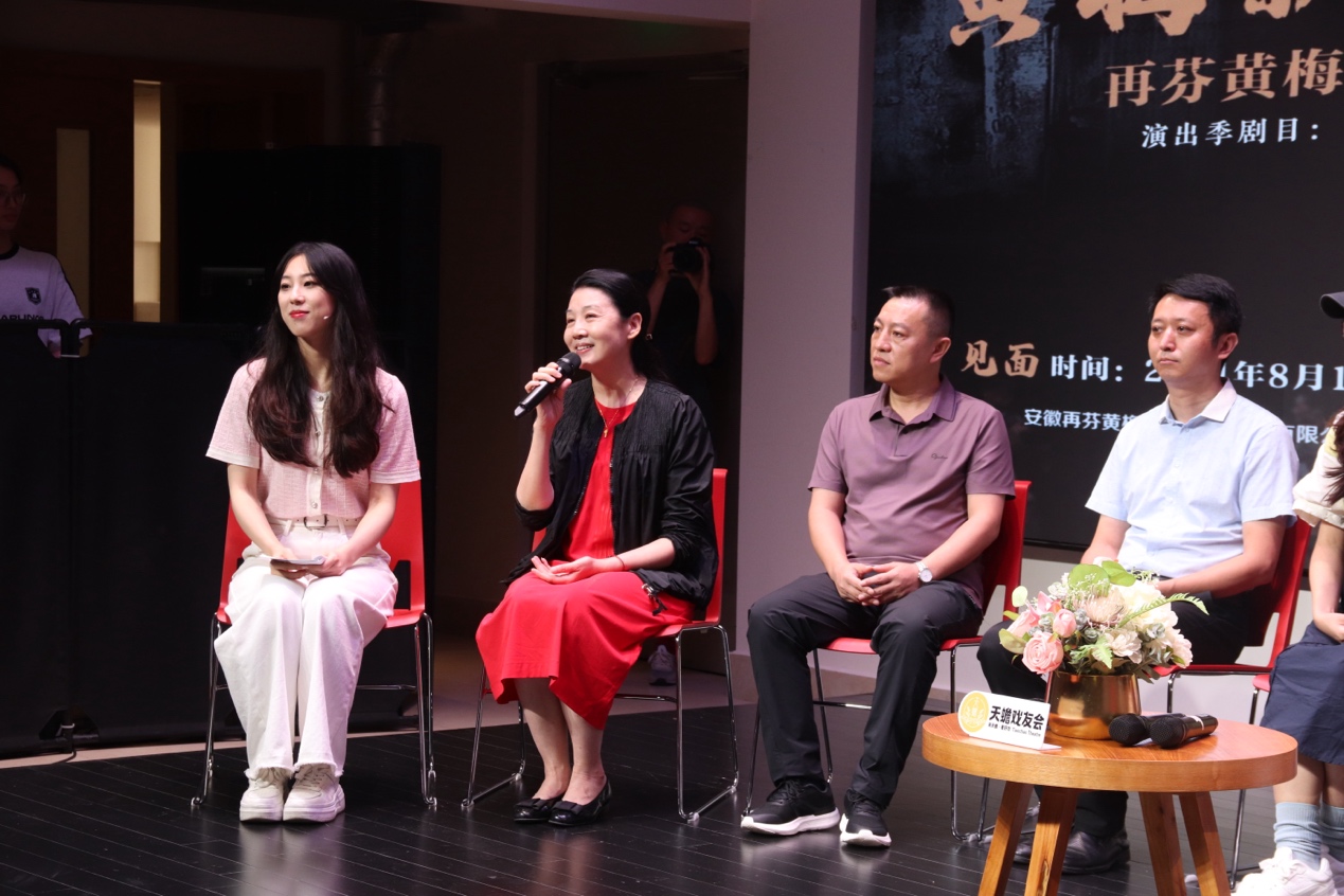 韩再芬（左二）携老中青三代演员和观众见面。