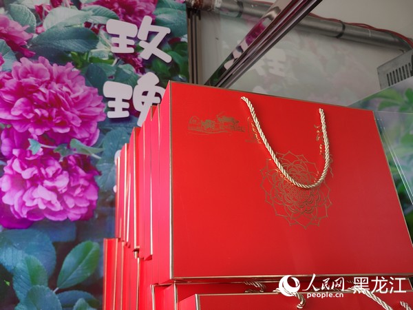 坤站村玫瑰月饼产品。人民网记者 韩婷澎摄