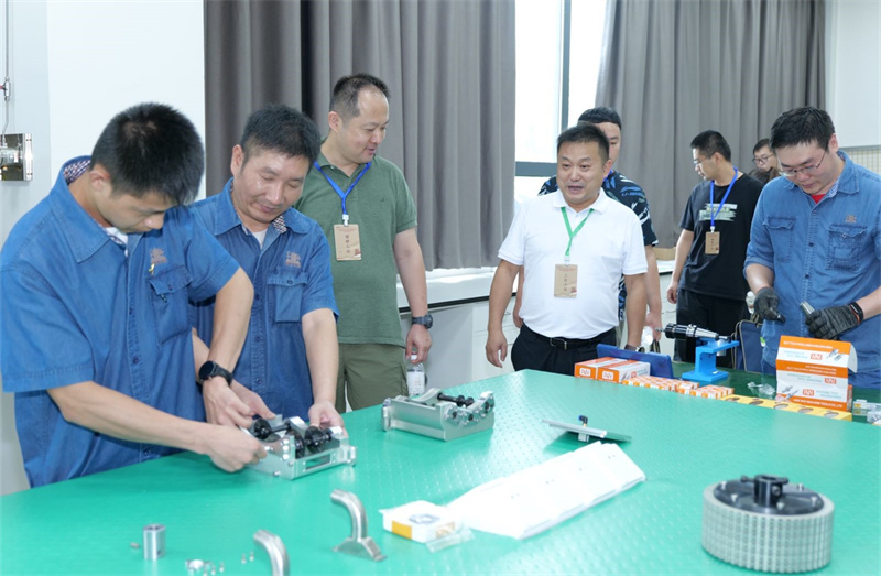 业内同行在工作室学习交流 柯根松摄