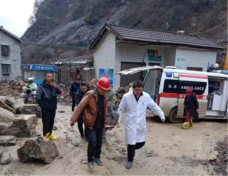 王柯医生用担架抬患者下山。