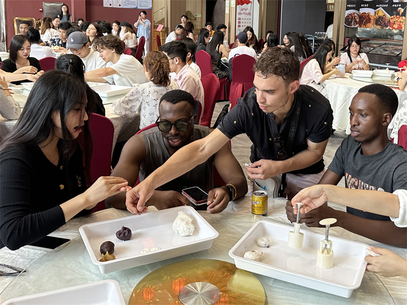 来华留学生学习月饼制作。中南民大供图
