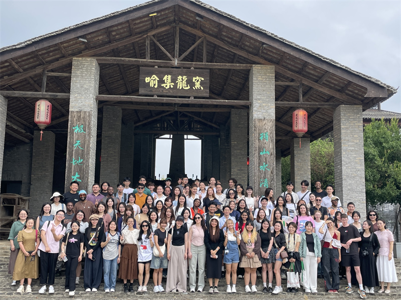 参与活动师生在马口陶文化传承基地合影留念。中南民大供图