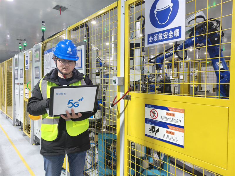 湖北移动技术人员在智能化生产车间优化5G、5G-A网络