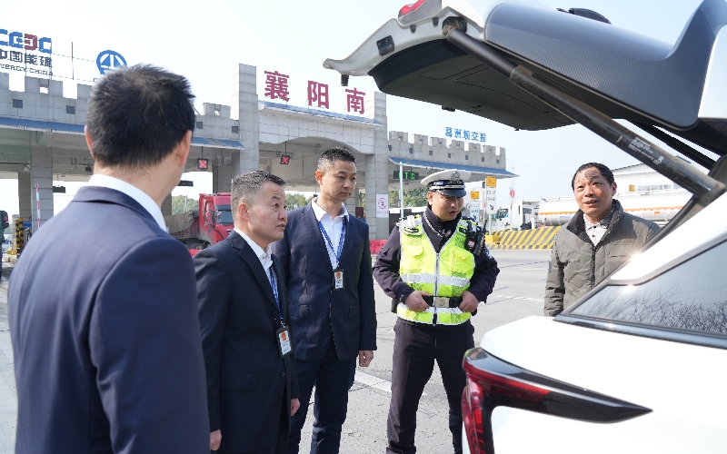 联合高速交警对重点车辆检查现场。