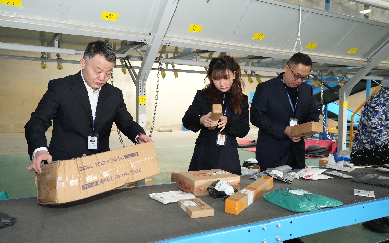 市局稽查支队工作人员在物流分拨中心检查现场。